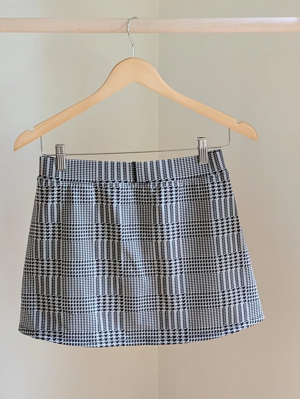 ALO Yoga Houndstooth Jacquard Mini Skort In Black/White - S